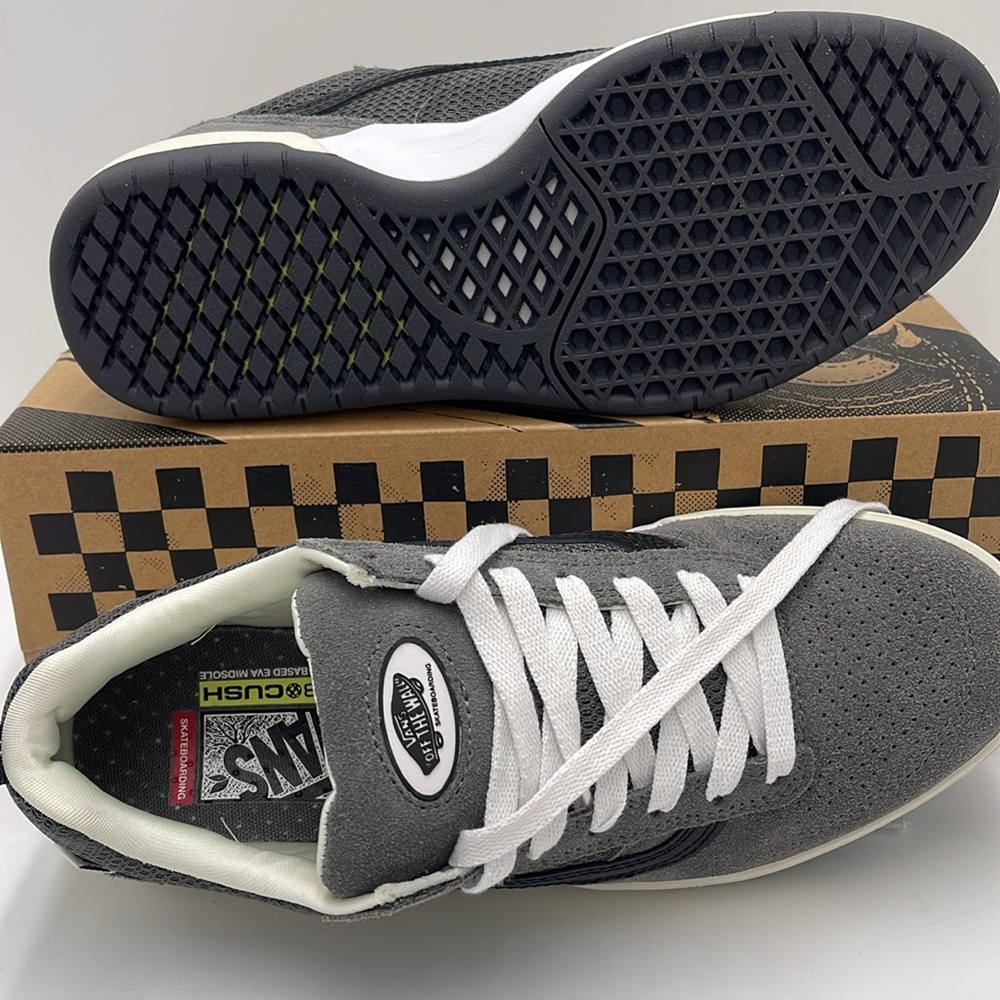 Vans WMNS Zahba Grey/Black
VN0007QQN43
Sneakers - Picture 3 of 16